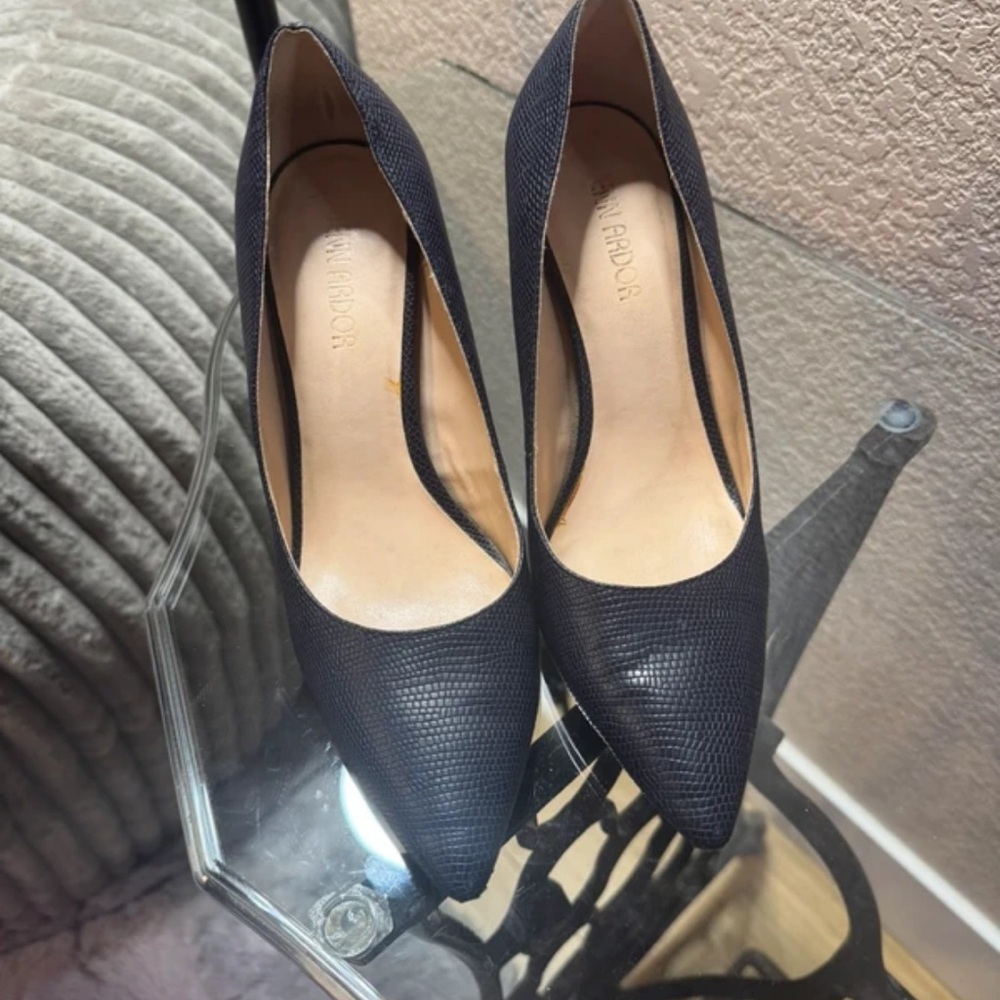 Pointed Navy Textured Pumps